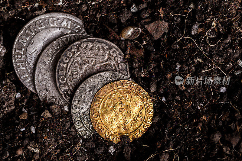 中世纪欧洲金币和银币的特写。老波兰硬币。Waza Zygmunt三世。古代金银铸币，钱币，被泥土覆盖的银币，安提卡瓦雷特。
